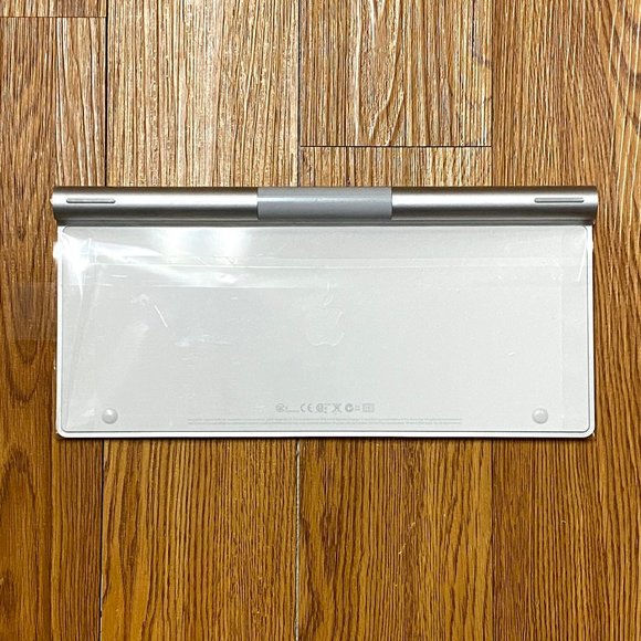 Spanish Apple Wireless Keyboard A1314 - Picture 2 of 2